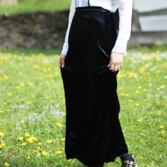 Laundry By Shelli Segal Dresses & Skirts - Vintage 90’s Laundry By Shelli Segal Soft Long Velvet Skirt